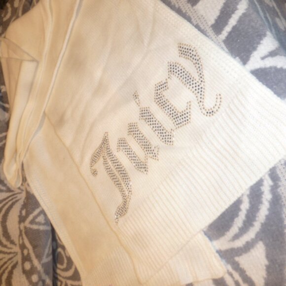 Juicy Couture White Knitted Scarf – Super Soft with Embellished “Juicy” Wording - Picture 4 of 8